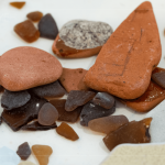 歷經(jīng)無數(shù)次的拍打沖刷，原本鋒利的外表已不復(fù)見，取而代之的是那五顏六色、晶瑩剔透的美麗容貌，最美海廢，就藏身在海岸邊等待著我們?nèi)グl(fā)掘。