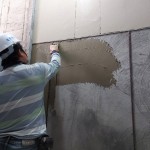 除了事先調(diào)和抿石子，先於泥作打底面上抹上一層黏著劑，使抿石子與牆面緊密貼合。