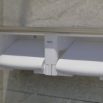 捲筒式衛(wèi)生紙架上方結(jié)合平臺(tái)設(shè)計(jì)，也能作為暫時(shí)置物的小空間，使用上多了選擇性與便利性。