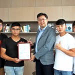 朝陽(yáng)科技大學(xué)畢業(yè)生致贈(zèng)感謝狀，感謝新業(yè)歷年對(duì)於畢業(yè)展的回饋與贊助。