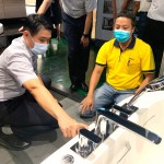 建築專家與衛(wèi)浴專家的對話，透過熱切的討論與實際感受，打造住戶想要的「好感衛(wèi)浴」。(圖左一為新業(yè)建設邱正光副總經(jīng)理)