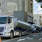 缺水期間的用水，不僅影響民生，大大影響中科的工業(yè)用水，在這次中部旱情拉警報(bào)之際，新業(yè)協(xié)助24小時不分日夜專車專送的大型水車。