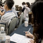 住戶全神貫注、認(rèn)真聆聽說明，記錄下每一個需要注意的細(xì)節(jié)，期望讓格局、動線與擺設(shè)更貼近理想生活，共同期盼著未來的家。