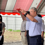 新業(yè)建設(shè)-名譽董事長 穆椿松(中)為首，帶領(lǐng)團隊誠心祈神，保佑施工過程的順?biāo)炱桨玻旎樌蠹?！打造臺中北屯極致「非凡品」。