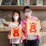 隨著年味越來越濃，告訴孩子們這就是我們的年！秀出一起創(chuàng)作的作品，共同期待
新年的到來。