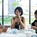 陽光明媚的周六下午，剪紙藝術(shù)家—楊雅婷Wuba Yang (圖中)，與住戶們一同度過一場綠藝喃喃的剪紙時光。