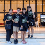 等待進(jìn)場的時間裡，與家人好友抓緊機(jī)會，留下美麗難忘的合影。