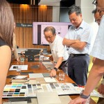 除了材質(zhì)優(yōu)劣的判斷，更需要統(tǒng)整整體美感與機(jī)能性，在團(tuán)隊(duì)熱絡(luò)的討論下，規(guī)劃出最適合住戶且匹配的物件。（圖中為卓勝隆董事長(zhǎng)、圖右為簡(jiǎn)福榮總經(jīng)理）