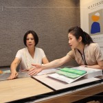 木地板的材質(zhì)及顏色，除了考慮美觀外，還有實(shí)用性和耐用性，針對(duì)不同的需求由客服人員分享與引導(dǎo)，為住戶們找到最合適的材料。