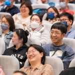 講師善於掌握現(xiàn)場節(jié)奏，用輕鬆的方式拆解人生難題，自帶幽默感且金句不斷，讓現(xiàn)場氣氛生動又有趣。