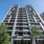 坐落在東區(qū)的自由居，共達(dá)154戶(hù)，一望無(wú)際的藍(lán)天襯托出沉穩(wěn)低調(diào)的鐵灰建築外牆。