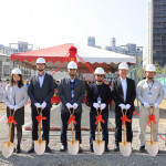 新業(yè)建設(shè) 穆椿松 創(chuàng)辦人(左四)、卓勝隆 董事長(右四) 偕同新業(yè)職人團隊，於3/21吉日一同為【新業(yè)V＆A】揭開序幕。