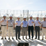 新業(yè)建設(shè)創(chuàng)辦人穆椿松先生(右四)偕同 卓勝隆董事長(zhǎng)(右五)、簡(jiǎn)福榮總經(jīng)理（右三）、邱正光副總經(jīng)理（左四）及新業(yè)建築職人團(tuán)隊(duì)，一同參與【微丘森鄰】上樑祈福儀式。