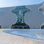 臺中國家歌劇院由日本建築大師『伊東豊雄』設(shè)計，透過「曲牆工法」的設(shè)計概念構(gòu)成，整棟建築零直角、無樑無柱，是世界獨(dú)一無二的涵洞建築。