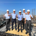 位於臺(tái)中東區(qū)【築森鄰】順利迎來上樑典禮，新業(yè)建設(shè)名譽(yù)董事長穆椿松先生（圖左二）、卓勝隆董事長（圖右三）、簡福榮總經(jīng)理（圖左一）、邱正光副總經(jīng)理（圖右一）一同蒞臨現(xiàn)場，祝福工程平安順利地完工。