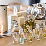 試香紙與小巧的精油一字排開，耐人尋味。