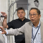 形形色色的衛(wèi)浴設(shè)備，惟有透過各部門主管謹(jǐn)慎周全的來回溝通，找尋出最合適的選材。（圖右為新業(yè)建設(shè)卓勝隆董事長）