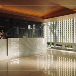 公設(shè)空間以「光盒子」為概念設(shè)計，利用數(shù)個玻璃磚貫穿整個空間，使光影隨著日光恣意變化。