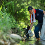 第一次走訪南勢溪，綠意盎然的景致彷彿進(jìn)入世外桃源，在溪流旁踩著石礫，撿拾這些被塵封已久，不可分解的塑料製品。