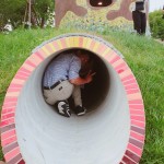 想進(jìn)入碉堡探險(xiǎn)，涵洞是唯一入口，總能喚起大人的童心，想跟著進(jìn)入高達(dá)二層樓的精靈碉堡一探究竟。