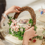 浪漫優(yōu)雅的粉色花色，其中以粉色繡球、迷你玫瑰最為不同，每款花材散發(fā)著淡雅的香氣，乾燥花作為花材，更可長(zhǎng)期保存。