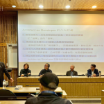 邀請臺灣建築典範(fàn)的建築師、產(chǎn)業(yè)領(lǐng)袖，共同展開一場「從設(shè)計到產(chǎn)業(yè)、從開發(fā)到生活」的跨界對話，將捷集團(tuán)-林莉婷執(zhí)行長(左一)、半畝塘-江文淵建築師(左二)、新業(yè)建設(shè)-穆椿松建築師&創(chuàng)辦人(中)、開務(wù)建築-龔瑞琦建築師(右二)、元根建築工房-吳武易建築師(右一)。