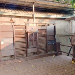 新業(yè)將端與景融合，透過格柵、窗櫺式書櫃等元素，巧手一揮成了洋溢書香的書席。斜影映下，您是否也看到3隻小貓玩耍其中？