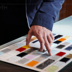 五顏六色的烤漆玻璃，依序排列、整齊劃一，看似廚具中的小小配角卻是訂調(diào)整體風(fēng)格的靈魂。