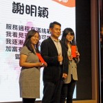 新業(yè)建設(shè)邱正光副總(中)化身張老師頒發(fā)獎(jiǎng)學(xué)金給學(xué)生，也希望未來(lái)有更多有志之士加入張老師的行列，將自己的專業(yè)與熱情回饋給更多需要幫助的民眾。