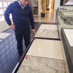 設(shè)置於地面的建材，以指掌輕撫過，切身感受細(xì)膩的觸感，並從自然的紋路中覺察：什麼底色、光澤，可與廚具化為和諧的一致性。