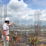 建築就像小孩逐漸長(zhǎng)大成人，工地主任與職人師傅就像盡責(zé)的保母，每天瞻前顧後、指導(dǎo)，呵護(hù)長(zhǎng)大。