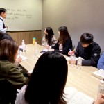 與專業(yè)能力一樣重要的，就是解決問題的能力，新業(yè)邱正光副總經(jīng)理（圖左一），不吝於教導(dǎo)新進(jìn)員工如何認(rèn)知問題並準(zhǔn)確地解決。