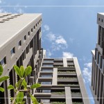 融入自然的建築內(nèi)涵，玻璃盒般的陽(yáng)臺(tái)，恣意錯(cuò)層而上的花臺(tái)綠意，為生活帶來(lái)了四季。