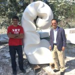 西班牙藝術家Nando Alvarez(左一)的作品「美術之道」。透過輕盈的流線、連續(xù)而蔓延的圓弧，說明美術之道在於時空相互的永恆對話。