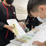 重要的會(huì)議表決牌，以雙手交付，預(yù)祝會(huì)議的順利和圓滿(mǎn)。