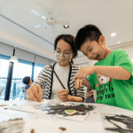 帶著歡愉輕鬆的心情創(chuàng)作，盡情地?fù)]灑，製作出第一件且獨(dú)一無二的海廢作品