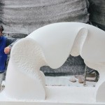 『時光之河』的靈感起源來自「水的變化」，因雕塑本身是固態(tài)不變的，以自然中無特定形狀的元素呈現(xiàn)，反映出動感的雕塑，使其中的對比更為強(qiáng)烈，有如凝固的動感一般。