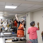 孩子們都是第一次體驗烘焙餅乾，師傅從倒入麵粉，加入各種材料開始教學，一一展示餅乾的製作流程，小朋友們摩拳擦掌、亳不急待地自己動手做做看。