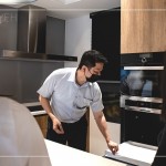 新進(jìn)同仁化身來(lái)訪(fǎng)第一線(xiàn)的客戶(hù)，用心聆聽(tīng)行銷(xiāo)部楊世偉經(jīng)理的分享，新業(yè)對(duì)於未來(lái)家人在生活空間流動(dòng)上，設(shè)計(jì)規(guī)劃的細(xì)膩之處。