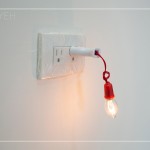 每一處的插座亮起橘光的小燈泡，代表著此處的通電正常，看著散發(fā)出橘色溫暖的光源，內(nèi)心也不由自主地跟著暖了起來。