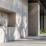 建築與工藝的相互交織，低調(diào)大器的優(yōu)雅，篩落光影，自然光線與陰影交織輝映在這條廊道上。