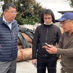 新業(yè)建設(shè) 蕭智夫 建築師(左一)偕同建築團(tuán)隊(duì)，親赴臺(tái)中大肚原木工廠，挑選合適的欖仁木，作為建案公共空間傢俱。