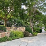 擁有大基地並設(shè)計(jì)蜿蜒的綠意廊道，猶如住進(jìn)一座大型公園裡，時(shí)刻享受著大自然的芬多精。