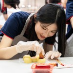 在製作好的小月餅印上代表吉利祝福的圖案，也象徵著團(tuán)圓與幸福。