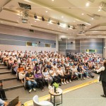 講師幽默風趣的笑談『無畏的舞臺人生』，透過各種方式傳承臺灣本土藝術，期望將歌仔戲推廣到世界各個角落。