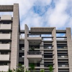 遠(yuǎn)方眺望建築外觀，使用不同顏色的磁磚進(jìn)行混色搭配，建築顯得更立體，並具有獨(dú)特品味。(圖為 新業(yè)–大塊森鄰 實(shí)景圖)