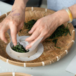 體驗(yàn)活動(dòng)—手作時(shí)空茶餅，享受茶香，感受風(fēng)土，沉浸五感之間，雙手揉捻茶菁，感受每一片茶葉醇香的轉(zhuǎn)變，待烘乾後，泡上一盞心韻茶香。