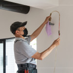 由水電廠商測試?yán)錃獾呐潘苈罚_保排水通暢，讓住戶在夏日安心享受清涼舒適的居家環(huán)境。