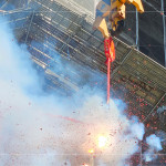 點(diǎn)燃火紅的炮仗，響徹的聲響，繚繞著基地，象徵圓滿吉祥好兆頭。