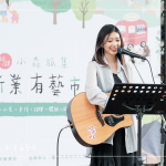 街頭藝人溫柔的樂音與清新的嗓音，蔓延至市集的每一處角落。